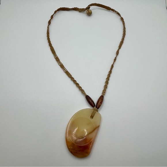 Handmade macrame necklace with an Agate stone pendant and olive wood beads. - Picture 2 of 5